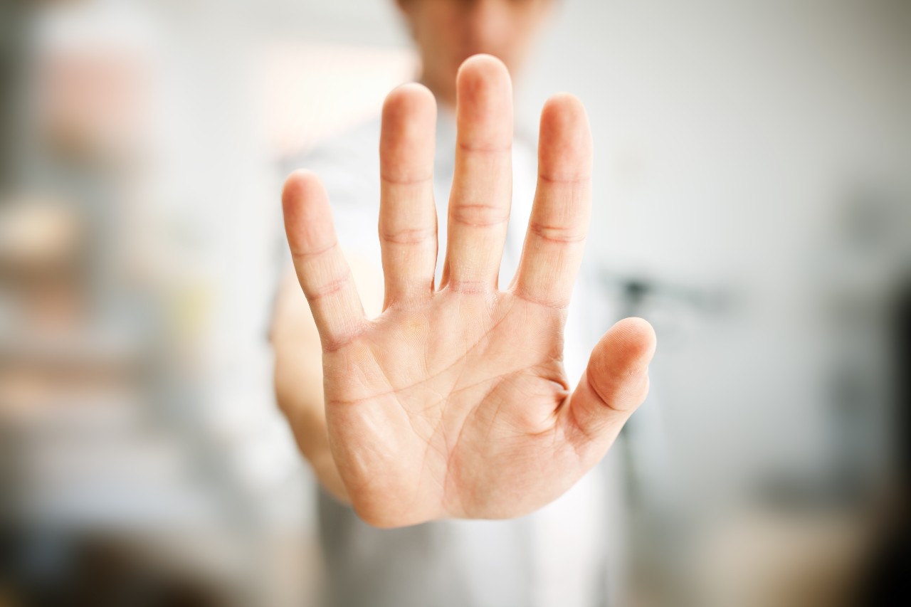 Mann hebt Hand