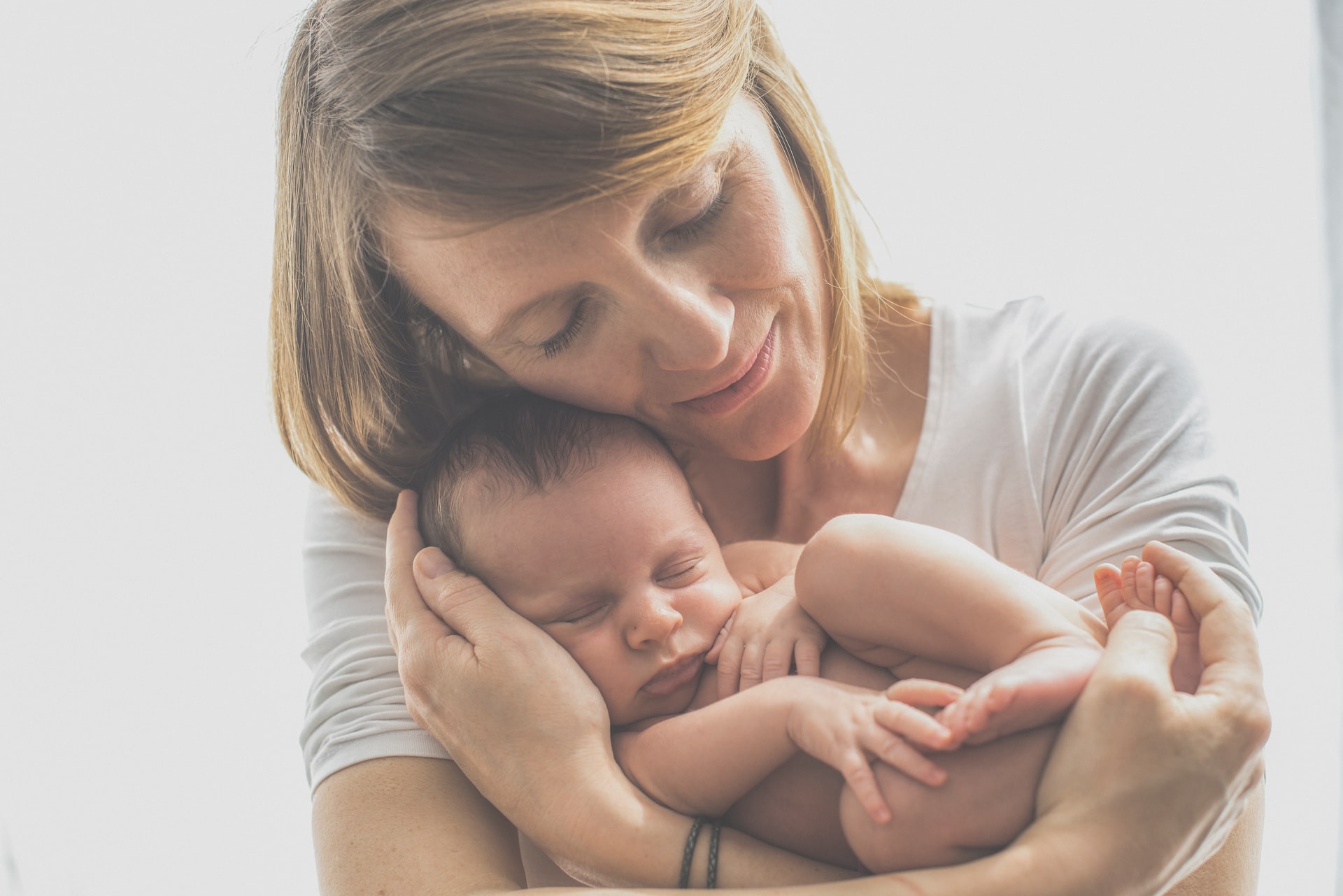 Frau hält ein Baby im Arm