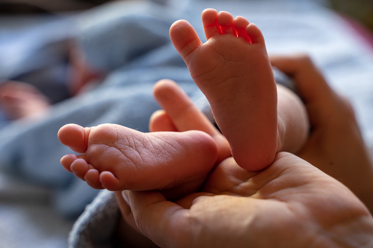 Babyfüße in Händen