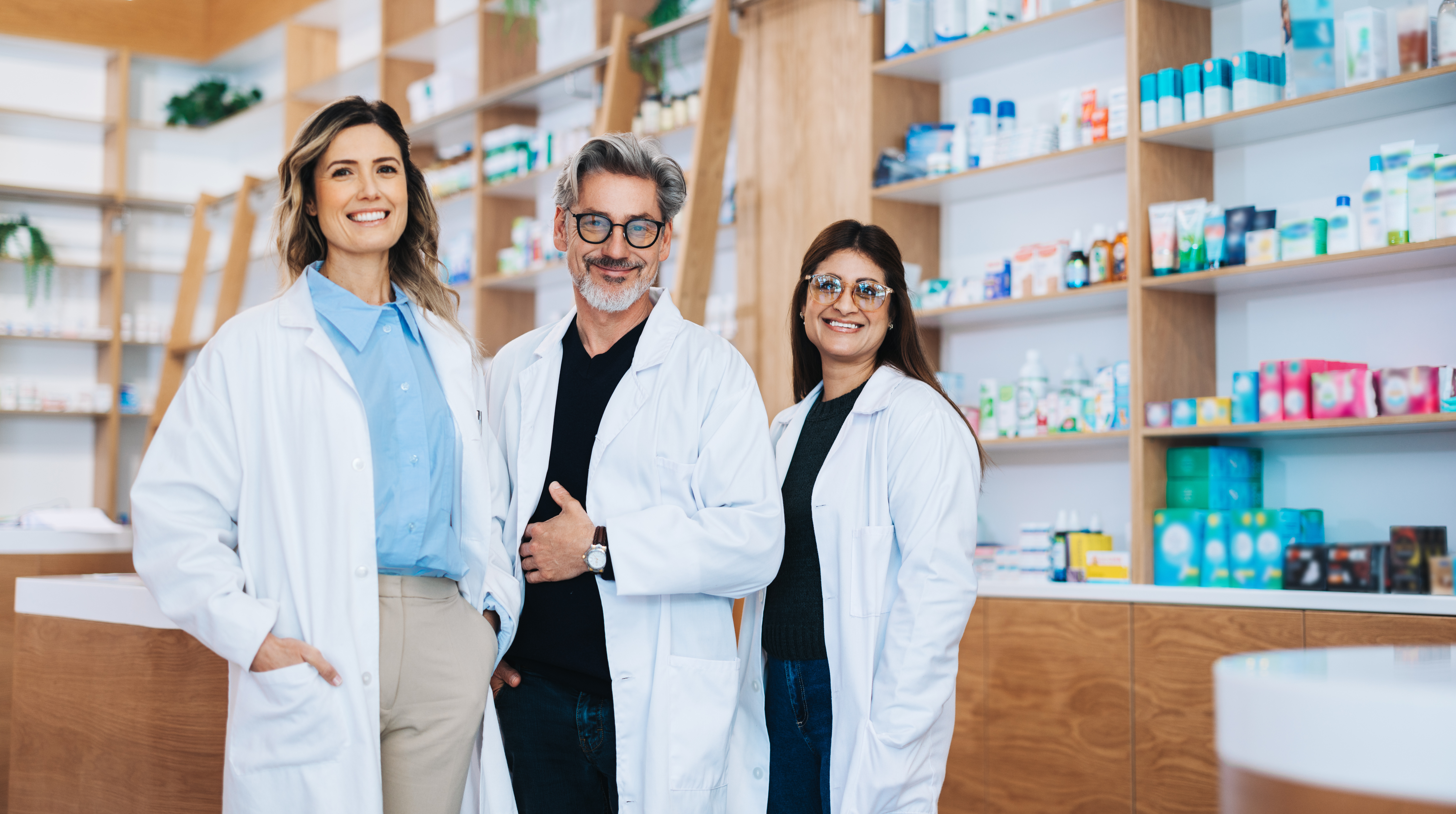 Apothekenteam lächelt in die Kamera