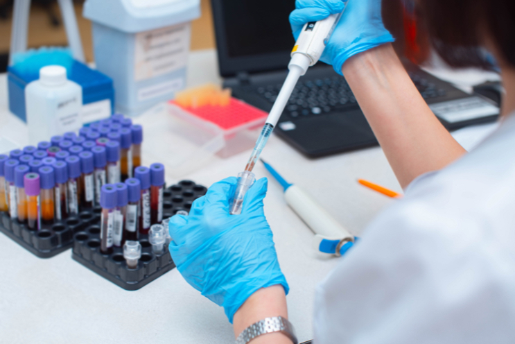Bluttest im Labor. Laborassistent, der mit dem Spender arbeitet