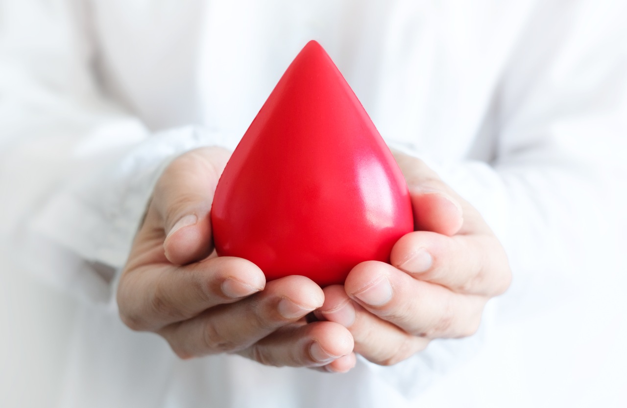 Die Hand eines gesunden Mannes hält das Symbol Blut