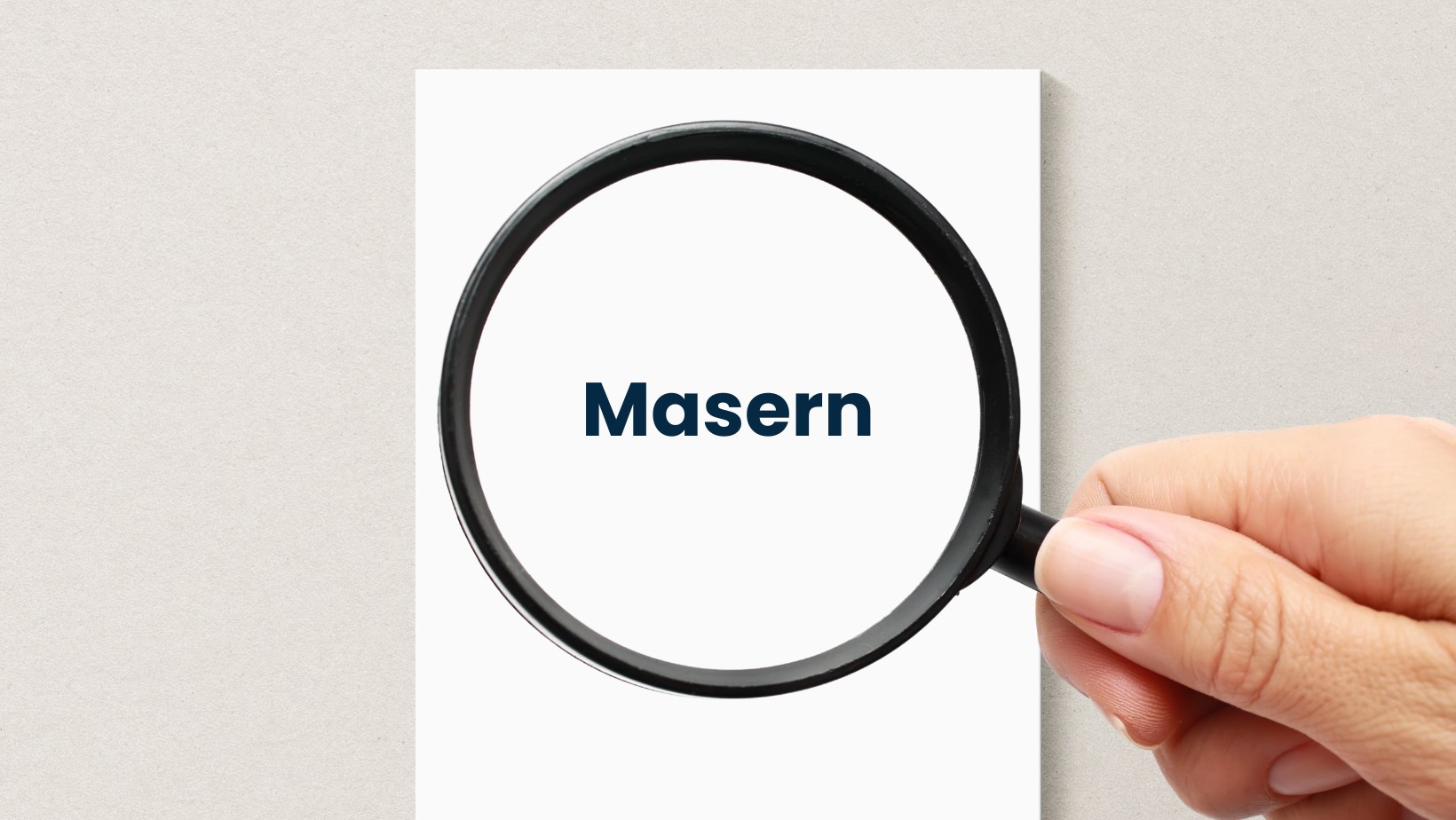 Eine Hand, die eine Lupe auf einen Zettel hält, auf dem MAsern geschrieben ist