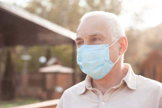 Porträt eines älteren Mannes mit medizinischer Maske