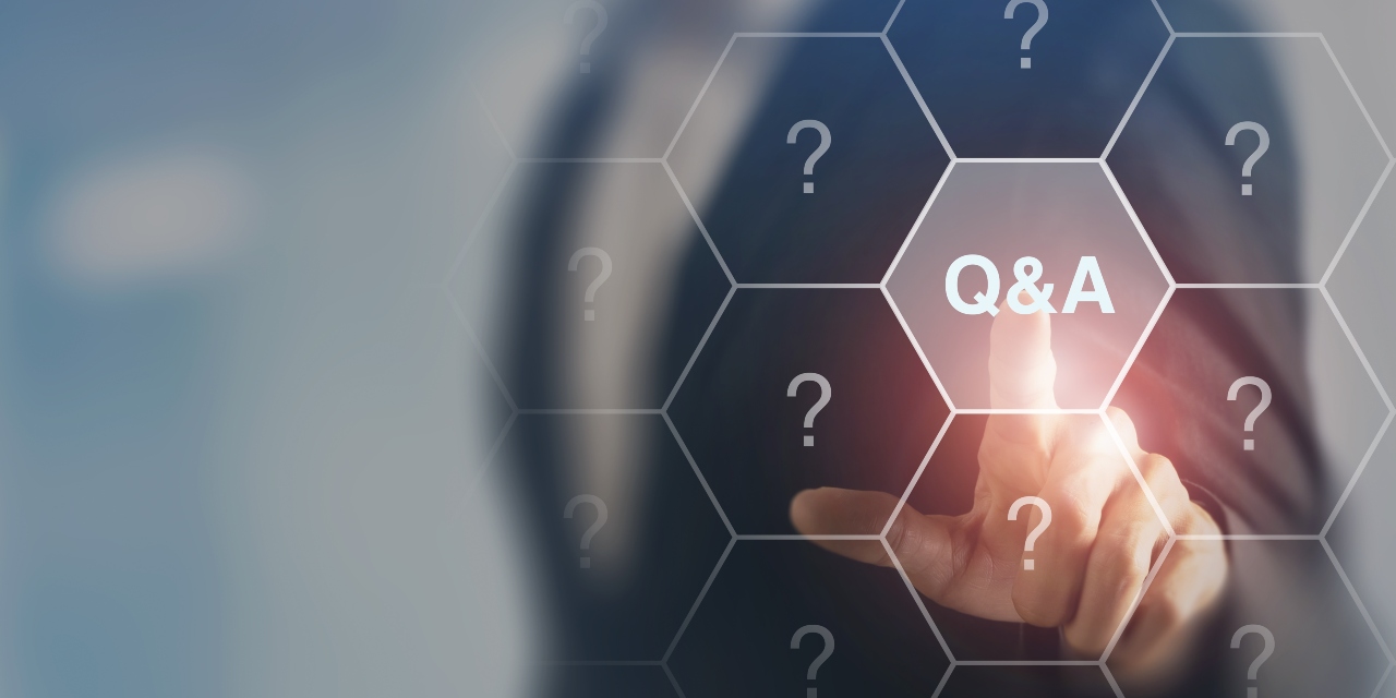 Grafik von einem Finger, der auf einen Q&A-Button zeigt