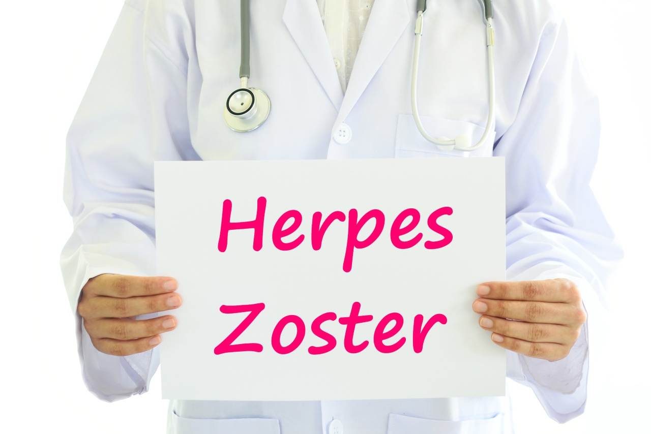 Arzt hält ein Schild mit Herpes Zoster hoch