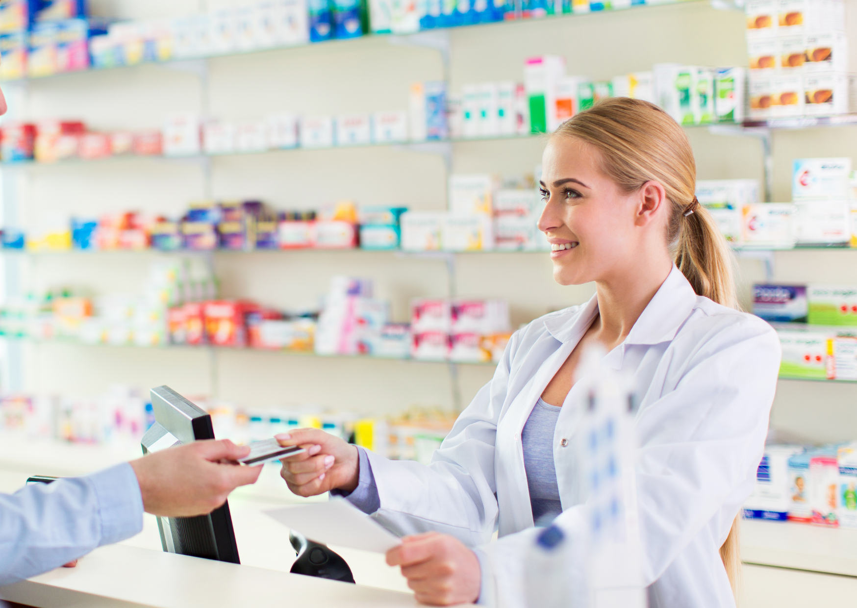 Apothekerin bedient eine Mann in der Apotheke