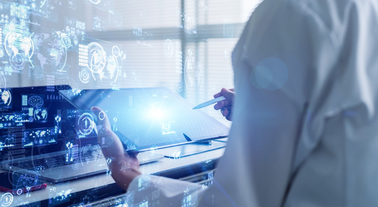 Grafik mit Data Science und Mann mit Tablet in der Hand