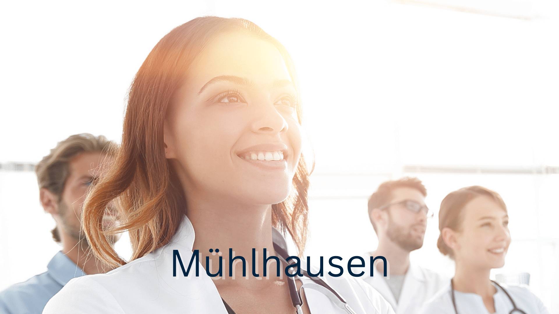 Stockbild mit vier lächelnden Medizinern und Mühlhausen als Schriftzug