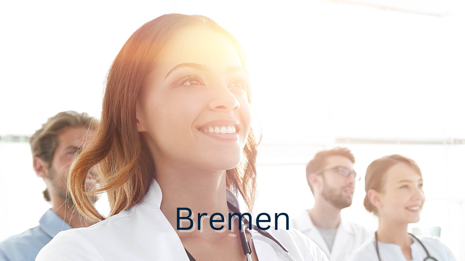 Stockbild mit vier lächelnden Medizinern und Bremen als Schriftzug 
