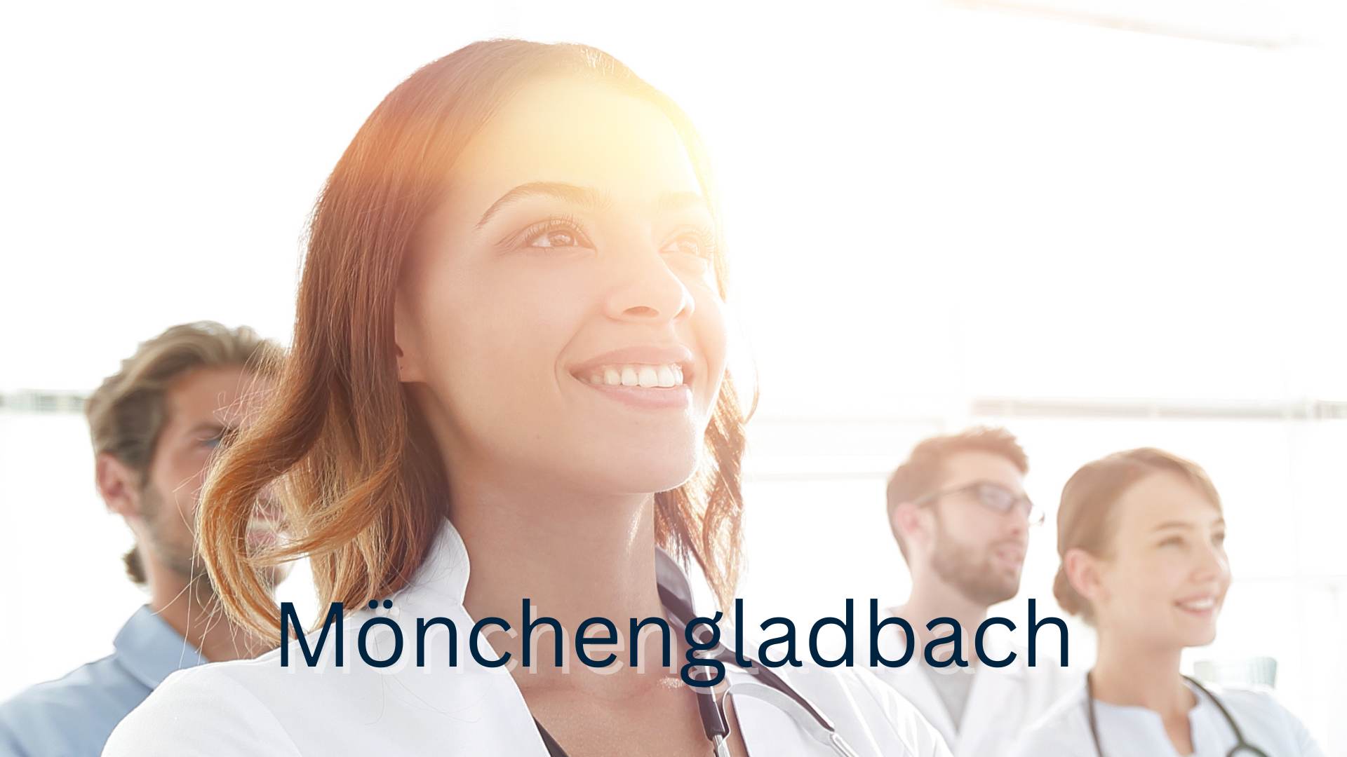 Stockbild mit vier lächelnden Medizinern und Mönchengladbach als Schriftzug 