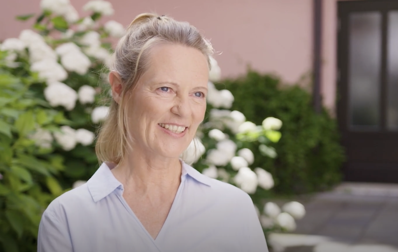Lächelnde mittelalte Frau
