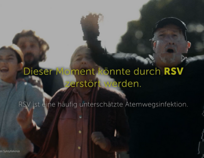 Eine Frau und ein Mann jubeln als Publikum einem Fussballspiel zu