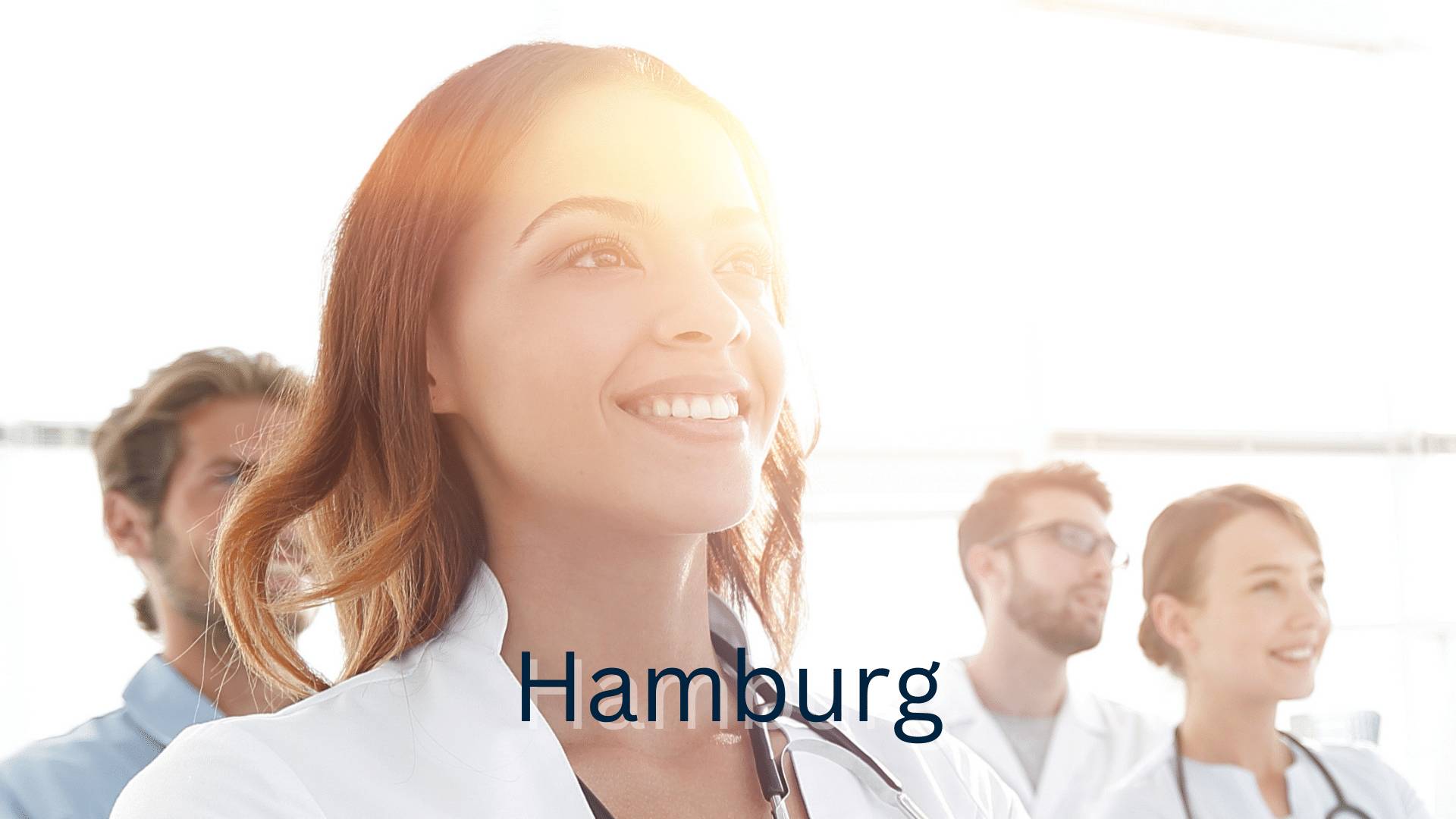 Stockbild mit vier lächelnden Medizinern und Hamburg als Schriftzug 
